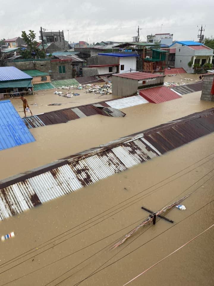 Only rows of house roofs can be seen from the floodwaters that rose quickly in Marilao, Bulacan due to the swelling of reavers from the incessant rains brought by enhanced Southwest Monsoon and STY Carina. Source: Bombo Radyo/Rommel De Rosales